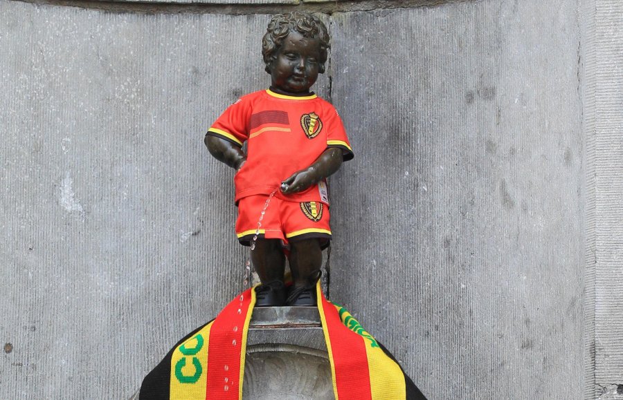 Писающий мальчик в костюме футболиста сборной Бельгии